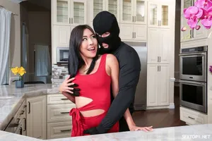 Cậu con trai phát hiện bố vụng trộm với cô gia sư của mình