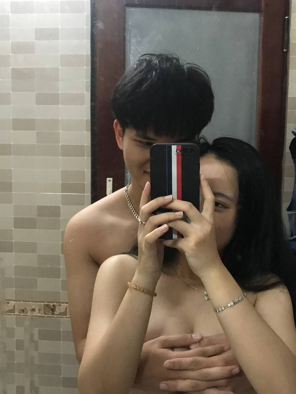 Thanh niên fa đáng thương nhìn bạn cùng phòng quan hệ đến 2 cô bạn gái